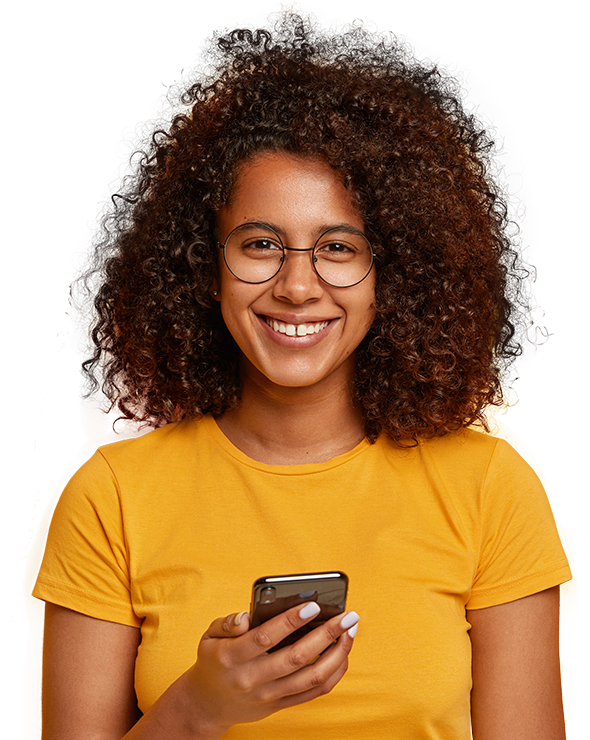 Jovem negra sorrindo segurando um celuar com uma camiseta amarela